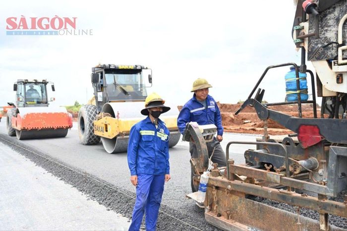 Mũi thi công hệ thống giao thông nội cảng triển khai công việc xuyên lễ Quốc khánh 2-9. Ảnh: XUÂN TRUNG