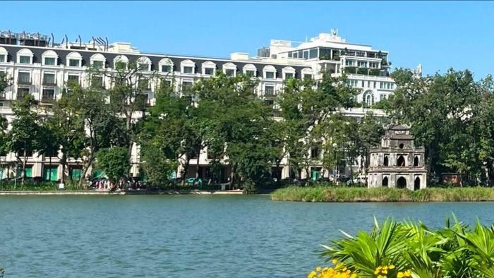 Hà Nội vào tiết thu song vẫn có nắng nóng cục bộ. Ảnh: NGỌC YẾN