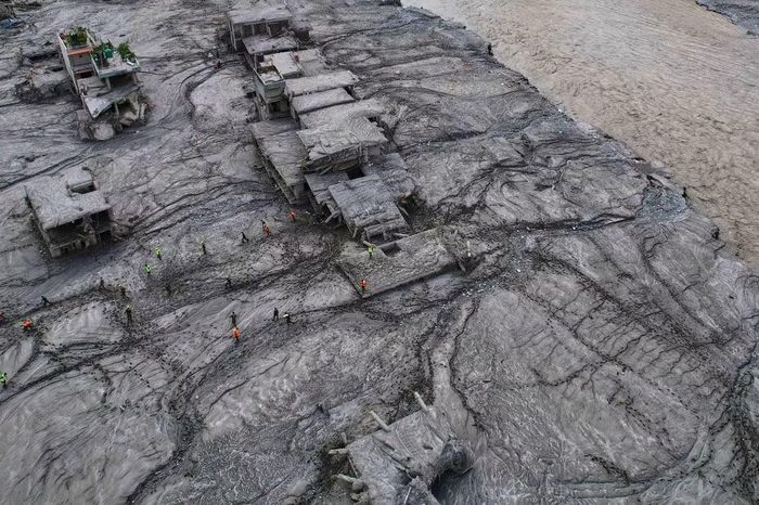 Hình ảnh từ máy bay không người lái cho thấy nhân viên cứu hộ đang kiểm tra khu vực và các công trình bị hư hại sau trận lũ quét dọc theo sông Trishuli ở khu vực Devighat thuộc huyện Nuwakot, Nepal, ngày 29/8/2026. Ảnh: AP/Rajesh Kumar Singh.