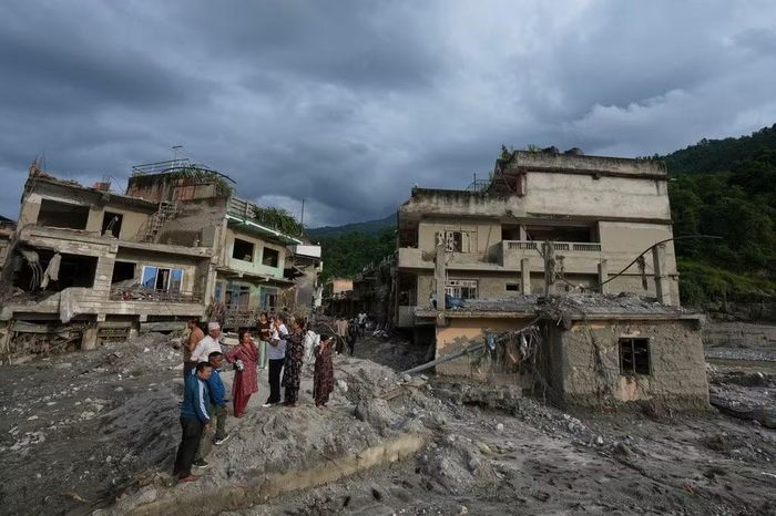 Những ngôi nhà bị hư hại sau trận lũ quét ở khu vực Devighat thuộc huyện Nuwakot, Nepal, ngày 28/8/2026. Ảnh: AP/Rajesh Kumar Singh.