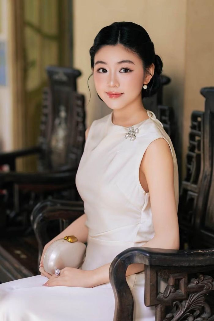 Sinh năm 2006, Mai Thảo Linh (Lọ Lem) từ nhỏ đã nhận được sự quan tâm khi thường xuyên xuất hiện cùng gia đình. Càng trưởng thành, cô càng gây ấn tượng với vẻ ngoài trong trẻo và khí chất riêng. Ảnh: FB Mai Thảo Linh