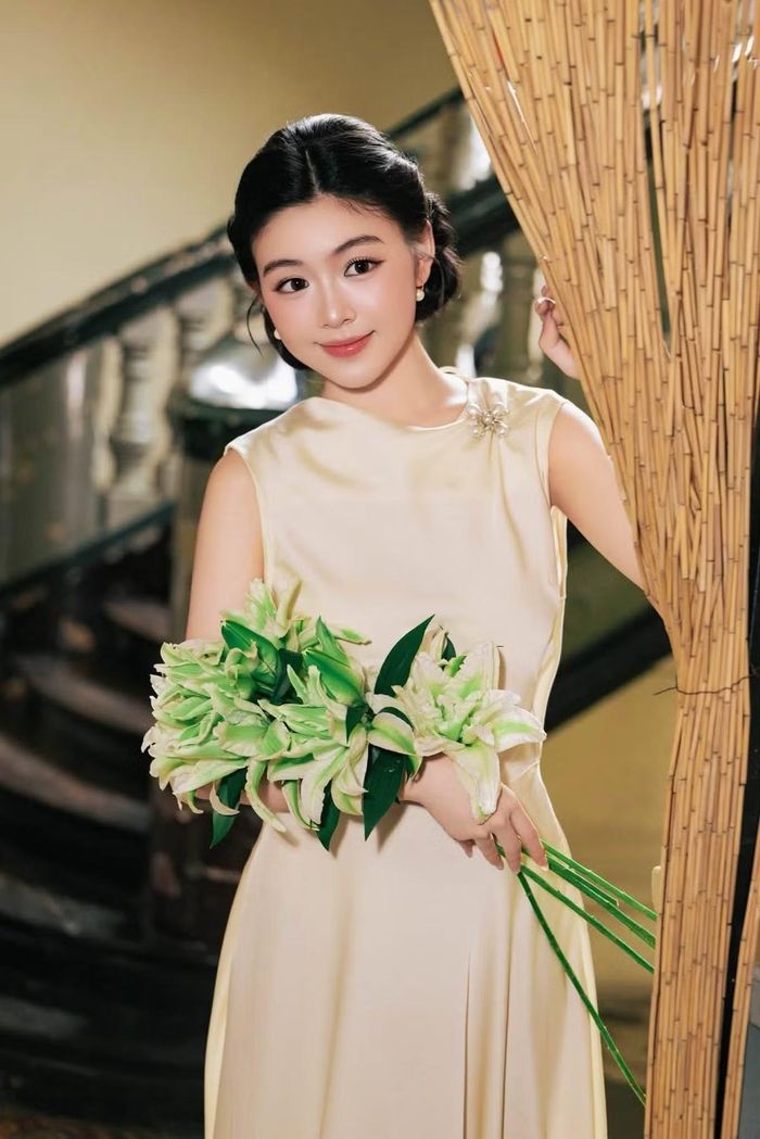 Lọ Lem sở hữu chiều cao khoảng 1m71, vóc dáng thanh mảnh cùng gương mặt hài hòa. Những đường nét thanh tú và làn da sáng giúp cô nổi bật trong mỗi lần xuất hiện. Ảnh: FB Mai Thảo Linh