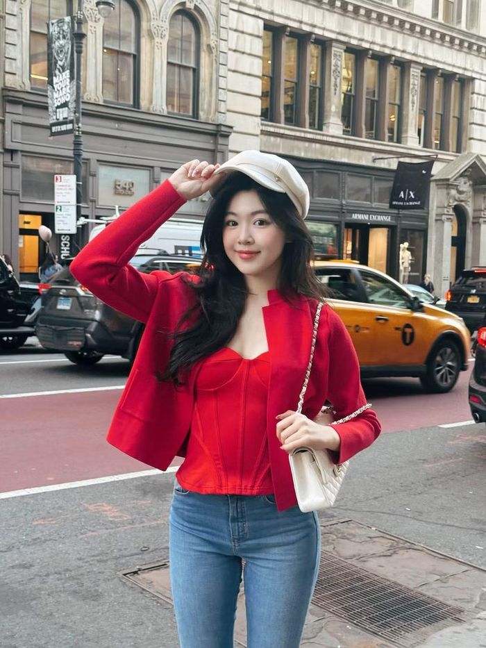 Không chạy theo phong cách quá táo bạo, Lọ Lem ưu tiên hình ảnh nữ tính, thanh lịch và kín đáo. Cách lựa chọn trang phục giúp cô tạo dấu ấn riêng, phù hợp với hình ảnh một cô gái trẻ hiện đại. Ảnh: FB Mai Thảo Linh