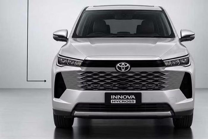 Những điểm tương đồng của Innova Cross so với mẫu xe bán tải Toyota Hilux mới còn thể hiện ở lưới tản nhiệt hình tổ ong kiểu kim cương, vỏ đèn sương mù hình đa giác và thiết kế dạng nan cho lưới tản nhiệt phía dưới...