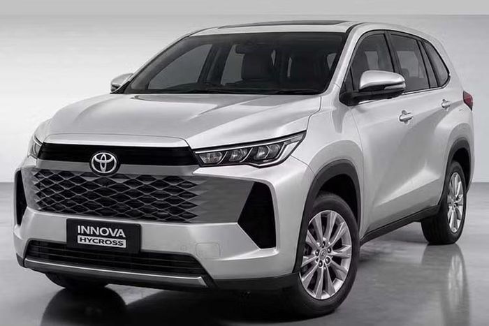 Và hiện tại, hình ảnh đăng ký bản quyền cản trước của mẫu xe MPV cỡ nhỏ Toyota Innova Cross facelift 2027 đã xác nhận chiếc xe sở hữu phần đầu mới, với ca-lăng lấy cảm hứng trực tiếp từ "người anh em" Hilux thế hệ mới.