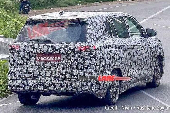 Innova Cross sở hữu những đặc điểm như vòm bánh xe vuông vức, tay nắm cửa truyền thống mạ crôm, gương chiếu hậu ngoài cùng màu thân xe tích hợp đèn báo rẽ và các đường gờ đặc trưng trên tấm ốp cửa. Mâm hợp kim được sử dụng trên các xe thử nghiệm dường như có thiết kế giống với mẫu xe hiện hành.