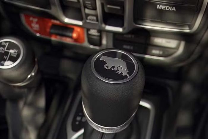 Tấm bảng trên cửa cốp sau trưng bày mô típ họa tiết "drop" độc quyền của Jeep Wrangler cùng hình ảnh đồ họa chiếc dù 1941 Willys nổi bật trên nền trời đêm đầy sao của Smoky Mountain. Huy hiệu cần số bằng kim loại màu xám và crôm satin có hình ảnh đồ họa gấu mẹ và gấu con tôn vinh hệ động vật biểu tượng của khu vực.