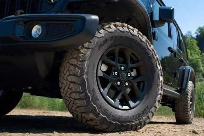 Jeep Wrangler Smoky Mountain 2027 được phát triển dựa trên nền tảng Wrangler Willys và có sẵn tùy chọn cấu hình 4 cửa, phiên bản đặc biệt Smoky Mountain tôn vinh tinh thần đó thông qua ngôn ngữ thiết kế độc quyền lấy cảm hứng từ vẻ đẹp hoang dã của dãy Great Smoky Mountains.