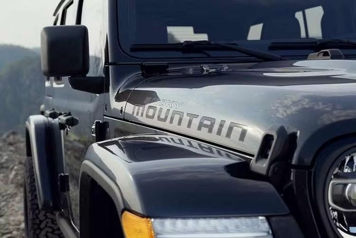 Điểm nhấn ngoại thất của Wrangler Smoky Mountain là bộ tem bên sườn mui xe Smoky Mountain độc quyền lấy cảm hứng từ những đỉnh núi gồ ghề và các con đường mòn uốn lượn mang tên vùng đất này. Bên cạnh đó lưới tản nhiệt bảy khe màu đen bóng củng cố diện mạo táo bạo, không thể nhầm lẫn của dòng Wrangler.