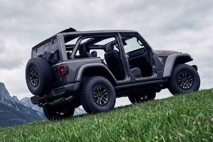 Jeep Wrangler Smoky Mountain 2027 chính thức mở bán, gói trang bị này có sẵn trên dòng Wrangler 4 cửa với các tùy chọn động cơ I4 tăng áp 2.0L (công suất 270 mã lực và mô-men xoắn 400 Nm) và V6 hút khí tự nhiên 3.6L (công suất 285 mã lực và mô-men xoắn 353 Nm).
