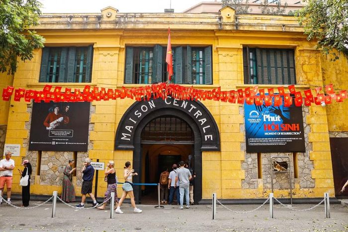 Người dân và du khách có thể trải nghiệm tour đêm tại Di tích Nhà tù Hoả Lò vào dịp lễ. (Ảnh: Thu Hiền)