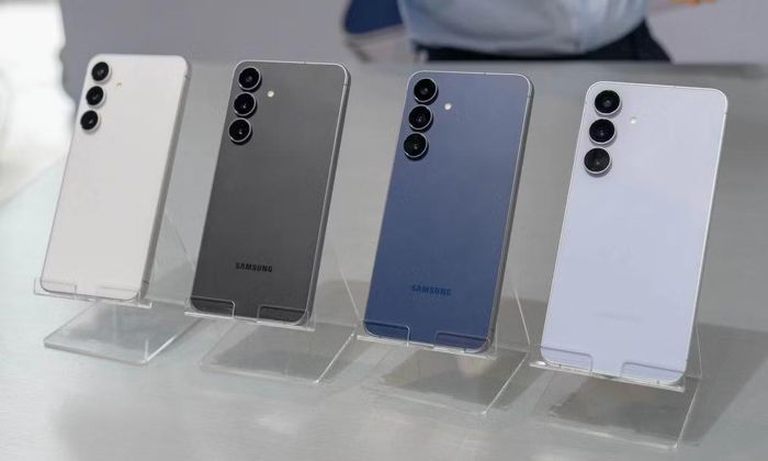 Cụm camera trên Galaxy S25 FE gồm camera chính 50 MP, góc siêu rộng 12 MP và tele 8 MP, hướng đến khả năng chụp đa dạng.