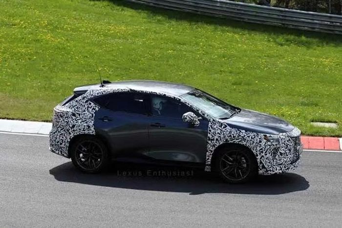 Đặc biệt, Lexus đã thay biểu tượng chữ "L" quen thuộc ở tâm vô-lăng bằng dòng chữ "LEXUS". Cách nhận diện này đang được thương hiệu Nhật Bản tăng cường trên các sản phẩm mới, thay vì phụ thuộc hoàn toàn vào logo hình chữ L. Phía sau vô-lăng là bảng đồng hồ với phần chụp được thiết kế lại.