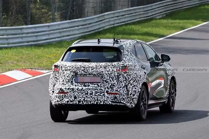 Ngoại thất NX mới được Lexus hé lộ trước đó trong một đoạn video có điều kiện ánh sáng hạn chế. Dù chưa thể quan sát toàn bộ thân xe, thiết kế cụm đèn trước đã cho thấy một số khác biệt. Đèn pha có tạo hình sắc nét hơn, trong khi dải LED định vị dường như kéo dài về phía về trước. Cách xử lý này phù hợp với xu hướng thiết kế mới mà Lexus đang áp dụng trên các sản phẩm gần đây.