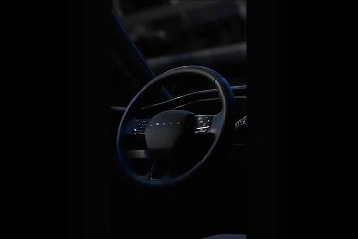 Phía dưới màn hình là cụm điều khiển Responsive Hidden Switch. Công nghệ này cho phép Lexus giấu các biểu tượng chức năng vào bề mặt bảng điều khiển khi không sử dụng. Khi tay người dùng tiến lại gần, các ký hiệu tương ứng sẽ phát sáng. Xe sở hữu vô-lăng có thiết kế hiện đại hơn, đường kính nhỏ và hệ thống phím chức năng được bố trí tương tự ES.