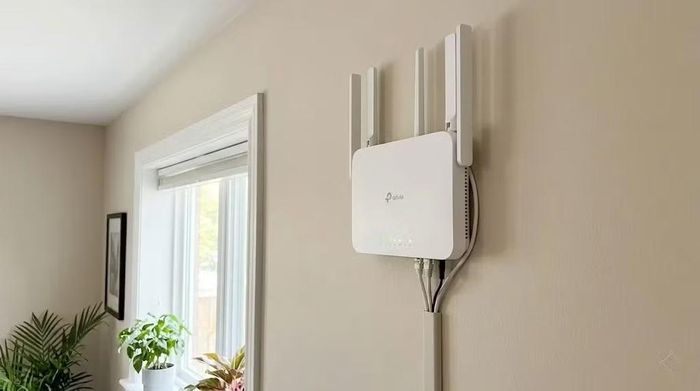 Đặt router ở vị trí cao, thoáng và gần trung tâm ngôi nhà giúp mở rộng vùng phủ sóng Wi-Fi mà không cần nâng cấp gói cước.