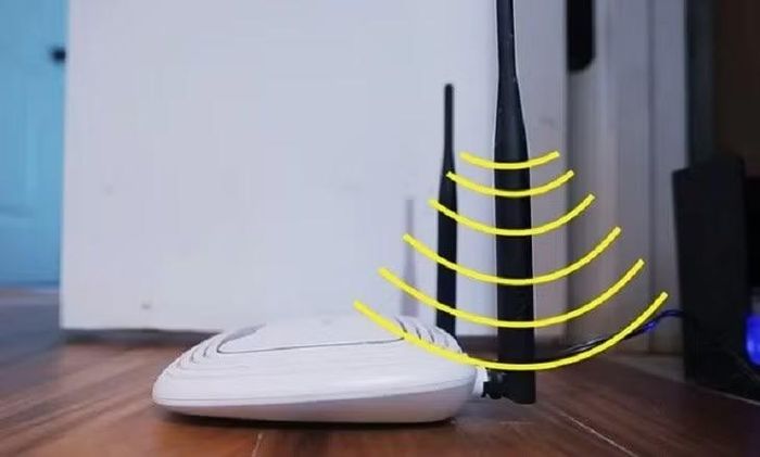 Đặt router Wi-Fi trực tiếp trên sàn nhà có thể làm giảm đáng kể phạm vi phủ sóng và chất lượng kết nối.