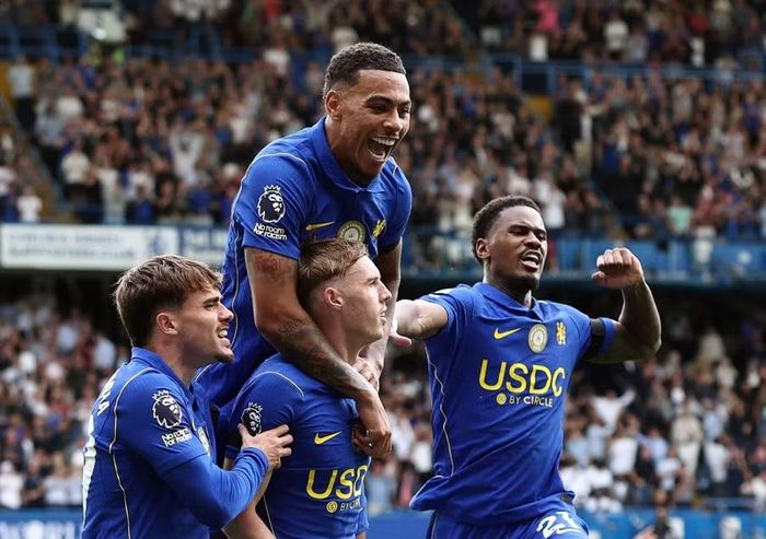 Tiền vệ Cole Palmer ăn mừng cùng Morgan Rogers, Jorrel Hato và Pep Chavarria sau khi ghi bàn thứ 4 cho Chelsea trước Brighton tại Stamford Bridge. Ảnh: Reuters.