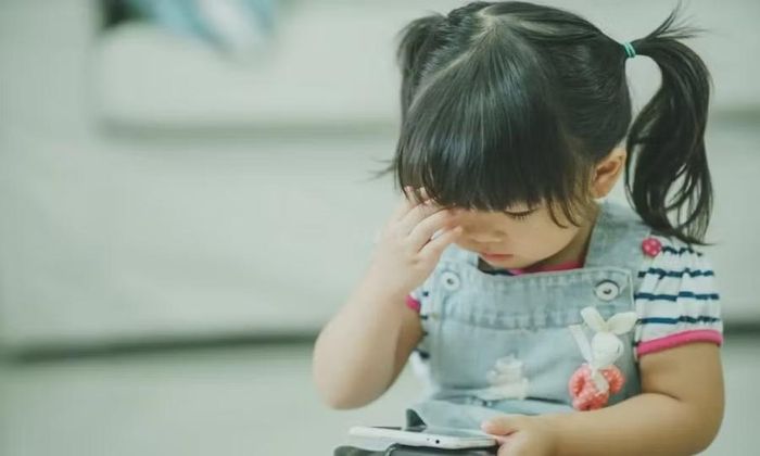 Lệ thuộc tivi, điện thoại thông minh có thể ảnh hưởng đến sức khỏe tâm thần và khả năng học tập của trẻ. Ảnh minh họa: INT.