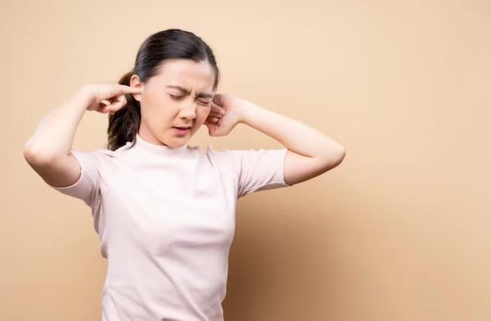 Tác hại của việc ngoáy tai không đúng cách vượt xa những gì mọi người tưởng tượng. (Ảnh: ITN).