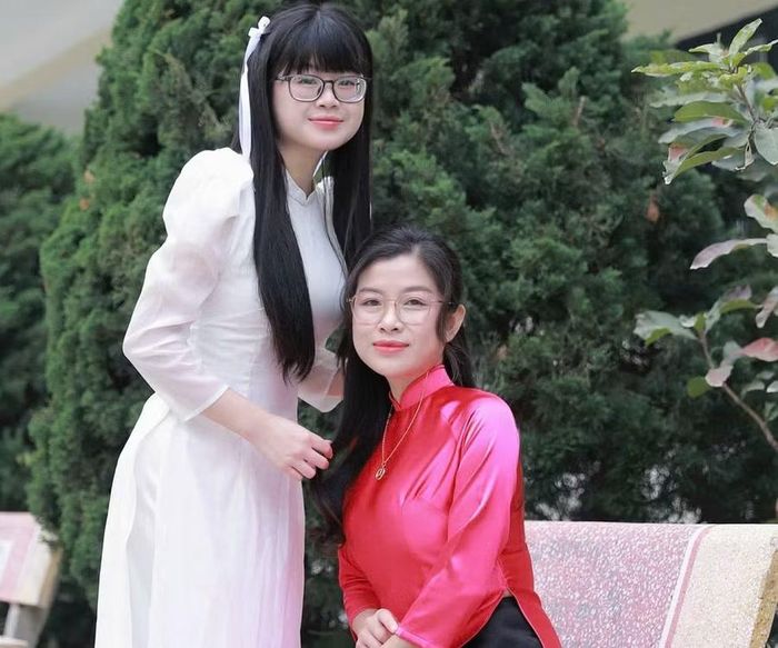 Đào Thị Thanh Huyền cùng mẹ.