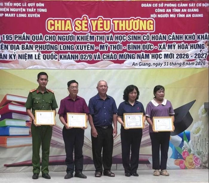 Trao thư cảm ơn các nhà tài trợ thực hiện chương trình.