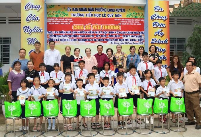  Các nhóm thiện nguyện tham gia trao quà cho người khiếm thị và học sinh khó khăn. 