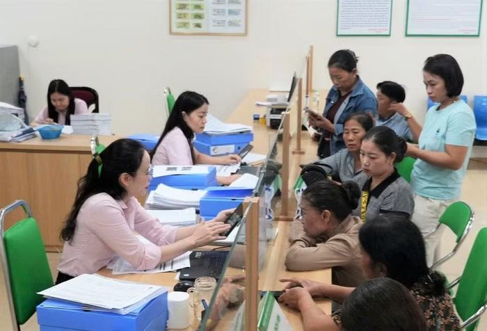Cán bộ Ngân hàng chính sách xã hội tại Nghệ An hướng dẫn cho người dân điều kiện, thủ tục vay vốn các khoản vay tín dụng dành cho học sinh, sinh viên. Ảnh: Hồ Lài