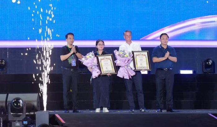 Ông Lê Trí Thanh - Chủ tịch UBND TP Huế (phải) và ông Trần Hữu Thùy Giang - Phó Chủ tịch UBND TP Huế (trái) trao chứng nhận cho các nhà tài trợ.