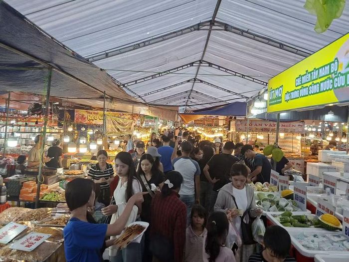 Du khách đến trải nghiệm ẩm thực tại hội chợ Mộc Châu.