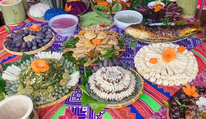 Các món ăn được chế biến công phu đã thu hút mọi ánh nhìn của nhiều du khách.