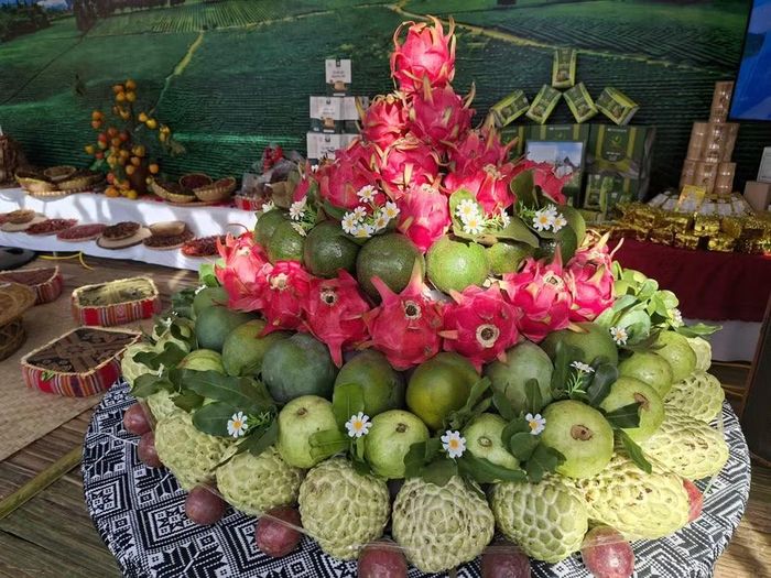 Sản phẩm nông sản được trưng bày tại gian hàng ở Quảng trường Mộc Châu.