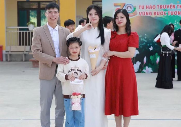 Khánh Linh cùng gia đình.