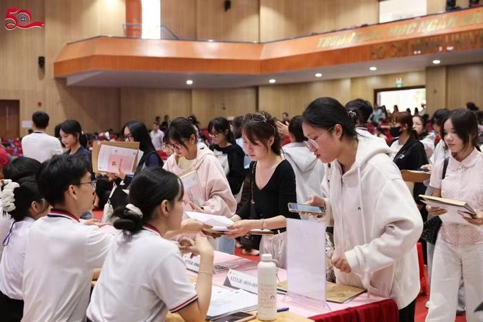 Tân sinh viên khóa 2026 Trường Đại học Ngân hàng TPHCM làm thủ tục nhập học. Ảnh: HUB.