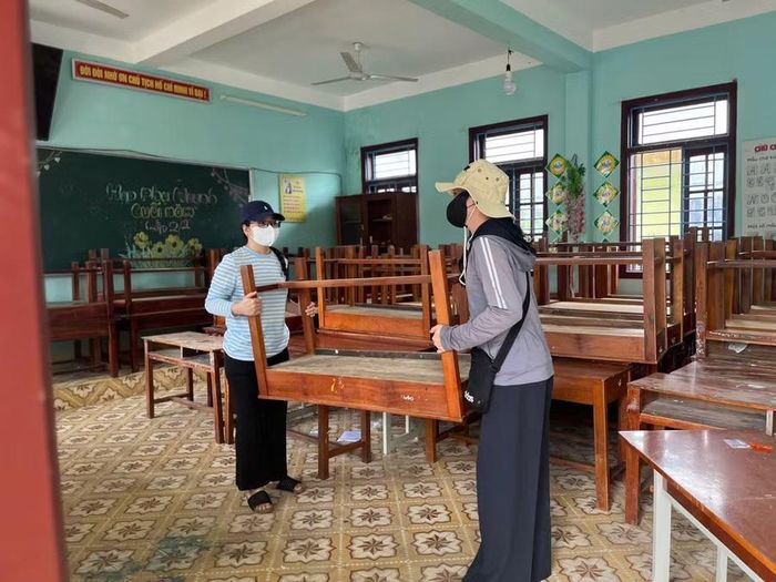 Cùng hỗ trợ công tác vệ sinh bàn ghế, phòng học trước khi đón học sinh tại Trường PTNT Tiểu học & THCS Tây Giang.
