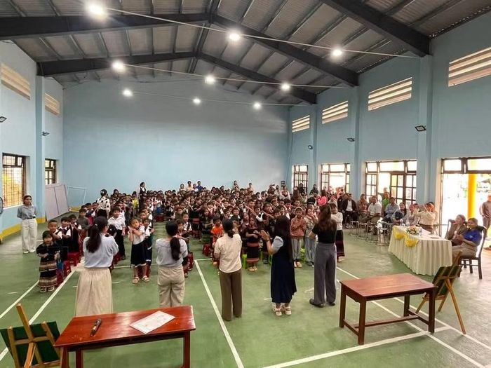 Tổ chức cho học sinh sinh hoạt tập thể và hướng dẫn giáo viên sở tại tăng cường các hoạt động giáo dục kỹ năng.