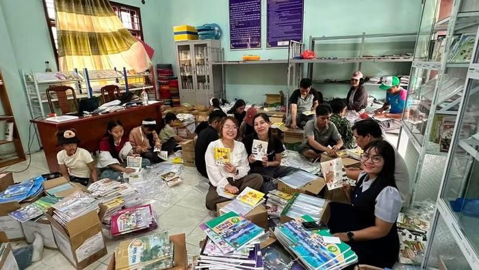 Đoàn công tác hỗ trợ cho Trường PTNT Tiểu học & THCS La Êê phân loại, chuẩn bị sách giáo khoa, vở, đồ dùng học tập cho học sinh.