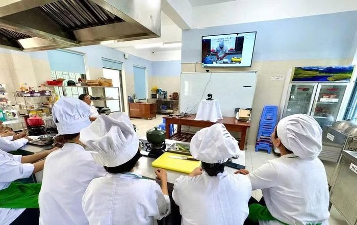 Giảng viên Trường Cao đẳng Lương thực - Thực phẩm (Đà Nẵng) tham gia tập huấn trực tuyến với chuyên gia nước ngoài.