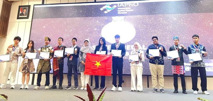 Ban tổ chức trao huy chương Bạc cho các thí sinh.