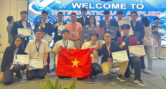 Niềm vui của học sinh Việt Nam tại lễ trao giải.