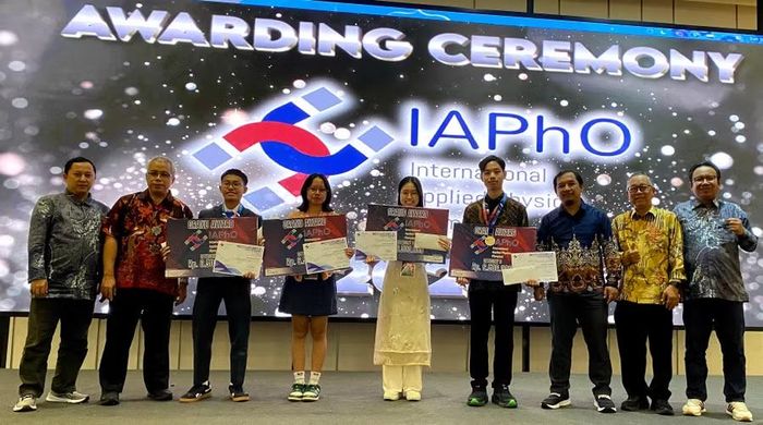 Nguyễn Thị Hương Giang (đứng giữa) là thí sinh đạt giải Vô địch chung cuộc - Grand Final.