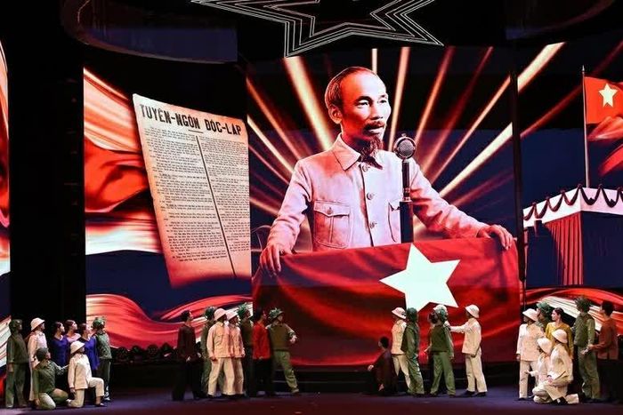 Chương trình ca ngợi Đảng Cộng sản Việt Nam quang vinh, Chủ tịch Hồ Chí Minh vĩ đại; tôn vinh sức mạnh của nhân dân, của khối đại đoàn kết toàn dân tộc. (Nguồn: VGP)
