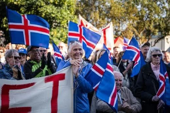 Cử tri Iceland tham gia cuộc trưng cầu dân ý về việc nối lại đàm phán gia nhập EU. (Nguồn: CNBC)