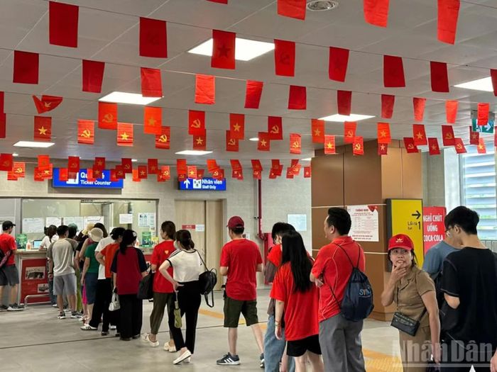 Dù lượng khách đông nhưng tại ga Cát Linh không xảy ra tình trạng chen chúc. Nguồn: BaoNhandan)