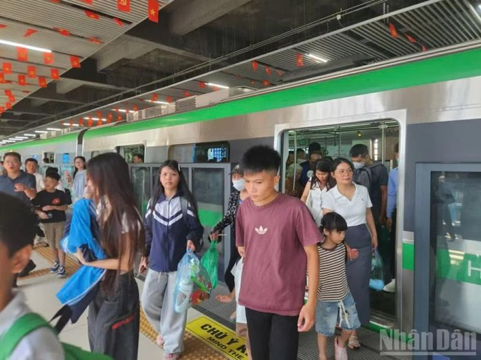 Những chuyến tàu điện sạch sẽ, văn minh trở thành lựa chọn ưu tiên của người dân để di chuyển đến các điểm vui chơi, giải trí giữa lòng Thủ đô. (Nguồn: BaoNhandan)