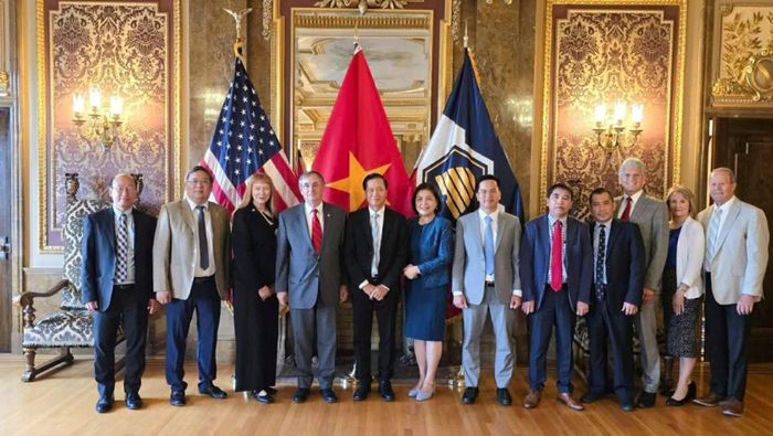 Đại diện Lãnh đạo Văn phòng Thống đốc bang Utah làm việc với đoàn công tác, tại Tòa nhà Quốc hội bang Utah, ngày 24/8. (Nguồn: TLS quán Việt Nam tại San Francisco)