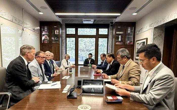 Hiệu trưởng Đại học Tổng hợp Utah ông Taylor R. Randall và Phó Hiệu trưởng của trường đã tiếp và làm việc với Tổng Lãnh sự Hoàng Anh Tuấn cùng đoàn công tác, ngày 26/8, TP. Salt Lake. (Nguồn: TLS quán Việt Nam tại San Francisco)