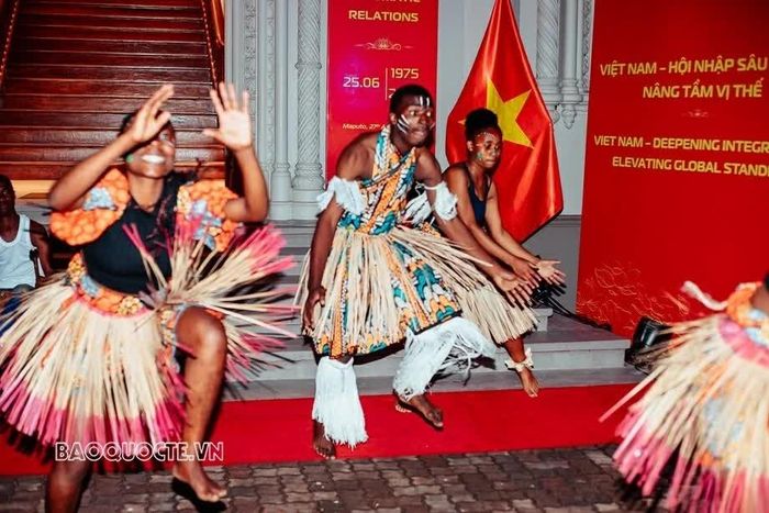 Học sinh trường Trung học Josina Machel biểu diễn tiết mục nhảy truyền thống Xiguo.