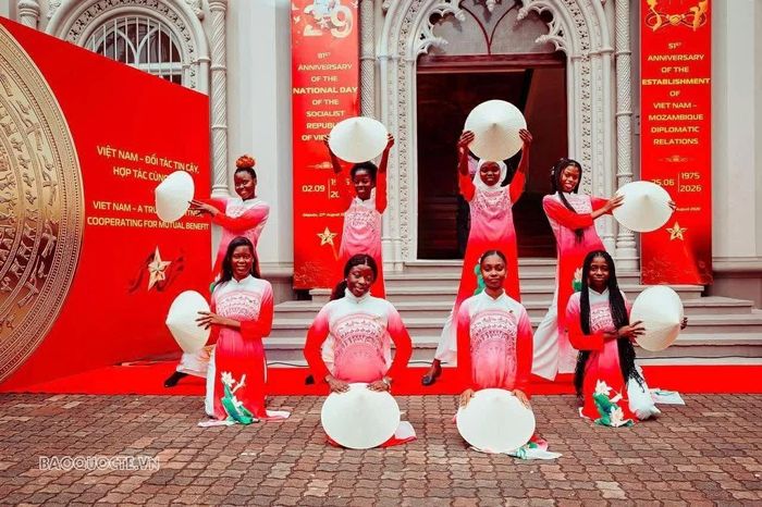Sinh viên trường Đại học Joaquim Chissano biểu diễn tiết mục múa nón Việt Nam.
