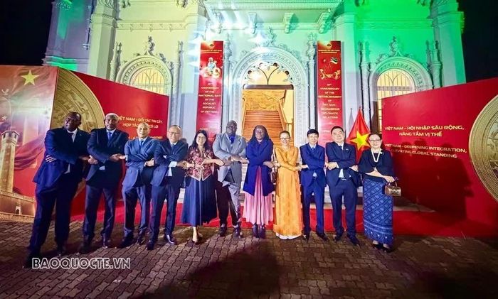 Đại sứ Trần Thị Thu Thìn và các vị đại biểu chụp ảnh kỷ niệm tại Lễ kỷ niệm 81 năm Quốc khánh 2/9.
